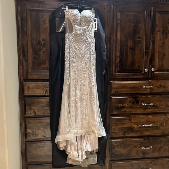 Designer Gown / Dress - Picture 3 of 7